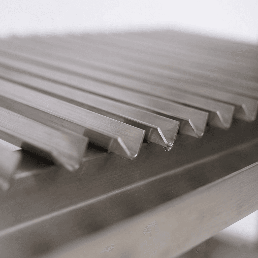 Närbild av V-format galler där fett rinner av